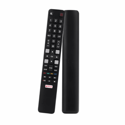 Zwarte TCL universele afstandsbediening met Netflix knop en modern design op witte achtergrond