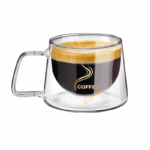 Dubbelwandige glazen koffiemok 250 ml van borosilicaatglas met koffie erin.