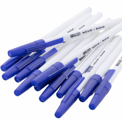 Set van 12 blauwe Bazic Nova balpennen met medium punt (1.0 mm). Soepele inkt, nauwkeurig schrijven en ideaal voor school, kantoor en dagelijks gebruik.