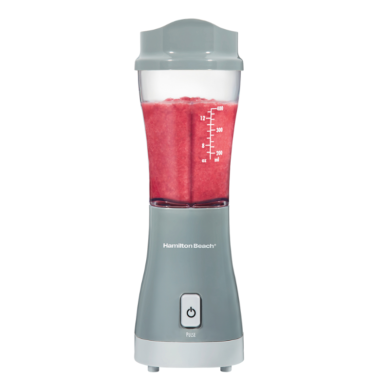 Hamilton Beach Personal Blender met transparante mengbeker en zwarte basis, ideaal voor smoothies en shakes, inclusief draagdeksel voor onderweg.