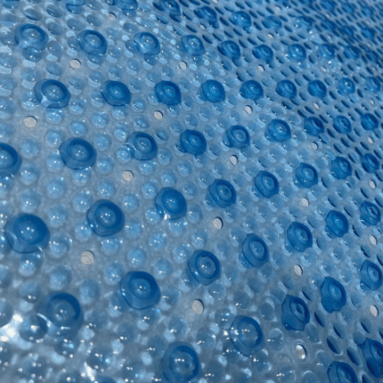 Transparante blauwe antislip douchemat van PVC zonder zuignappen, rechthoekig met afgeronde hoeken en drainagegaatjes