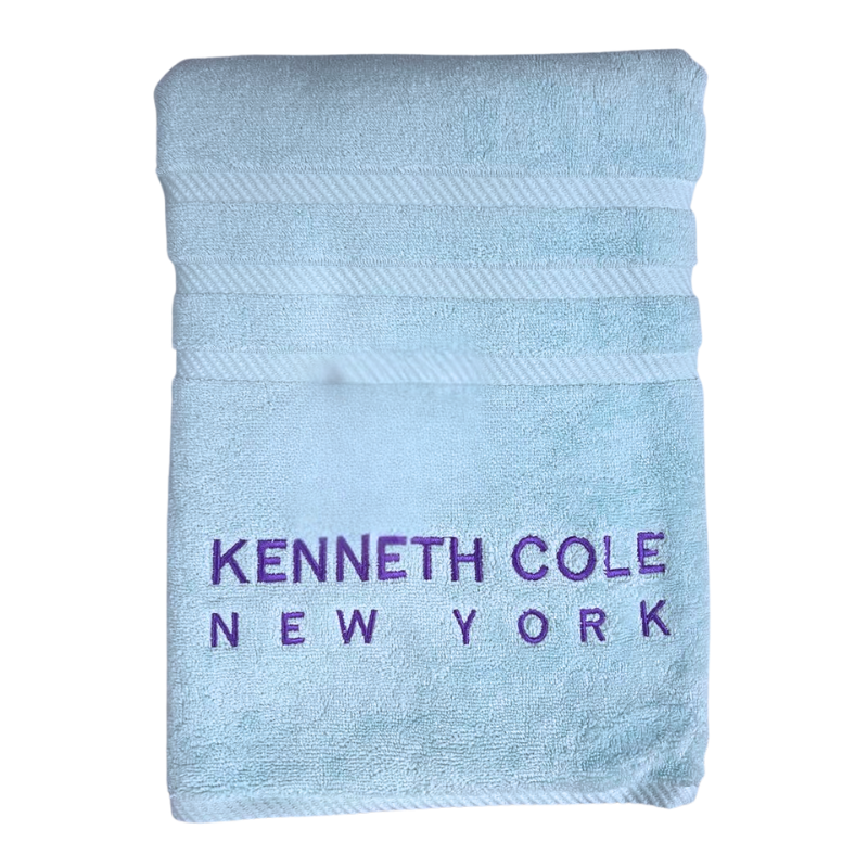 4895218331703 Kenneth Cole badlaken 76x152 cm in babyblauwe kleur, zacht en absorberend