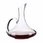 Elegante glazen wijnkaraf met handvat, gevuld met rode wijn