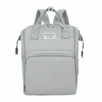 grijze baby verzorgingstas in rugzakmodel met voorvak en handvatten, ideaal voor luiers, flesjes en babyspullen.