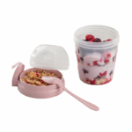 Qlux meeneembeker 2-in-1 in roze, met lepel en transparant toppingvak – ideaal voor yoghurt en snacks