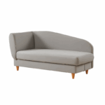 Lichtgrijze relaxbank met linkerarmleuning, houten poten en verborgen opbergruimte onder de zitting, geplaatst tegen een witte achtergrond.