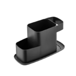 Zwarte aanrecht organizer met spons, afwasborstel en sprayfles op een keukenblad