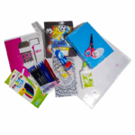 Schoolpakket met schriften, pennen, potlood, kleurpotloden, schaar, kladblok, liniaal, map, tekenschrift, slijper en lijm