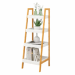 Ladderrek met vier witte planken en licht houten frame, geschikt voor decoratie en opbergruimte in moderne interieurs.