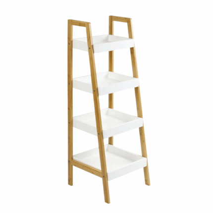Ladderrek met vier witte planken en licht houten frame, geschikt voor decoratie en opbergruimte in moderne interieurs.
