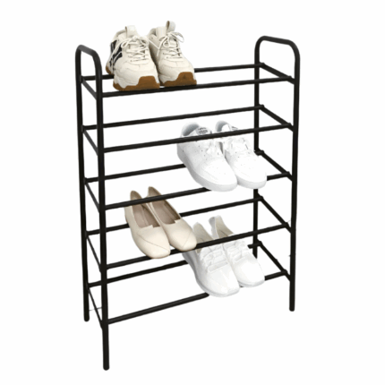 Zwart schoenenrek met 5 lagen, gevuld met sneakers en flats tegen witte achtergrond