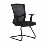 Zwarte bezoekersstoel met mesh rugleuning, vaste armleuningen en metalen sledevoet