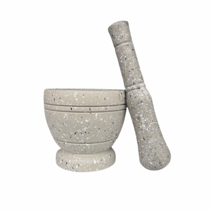 ijzel met stamper van keramiek of natuursteen, met gespikkeld design. Geschikt voor het fijnmalen van kruiden en specerijen. Decoratief en functioneel voor gebruik in de keuken.