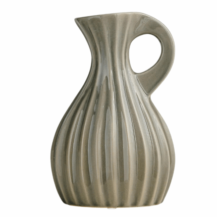 Keramische bloemenvaas met verticale ribbels, taupegrijze glazuur en handgreep, geschikt voor droogbloemen.