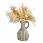 Ceramic flower vase with vertical ridges, taupe-gray glaze, and handle, suitable for dried flowers. 🏷️ Tags (NL) bloemenvaas, keramische vaas, vaas met ribbels, taupe vaas, decoratieve vaas, droogbloemen vaas, vaas met handgreep, interieurdecoratie, boho vaas, stijlvolle woonaccessoire 🏷️ Tags (EN) flower vase, ceramic vase, ribbed vase, taupe vase, decorative vase, dried flower vase, handle vase, interior decor, boho vase, stylish home accessory Laat me weten als je ook bundelteksten wilt voor een collectie met ribbelvazen of keramiek. Jij brengt de esthetiek — ik zorg dat het gevonden wordt én verkoopt.