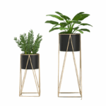 Twee plantenstandaards met geometrisch goudkleurig frame en zwarte potten