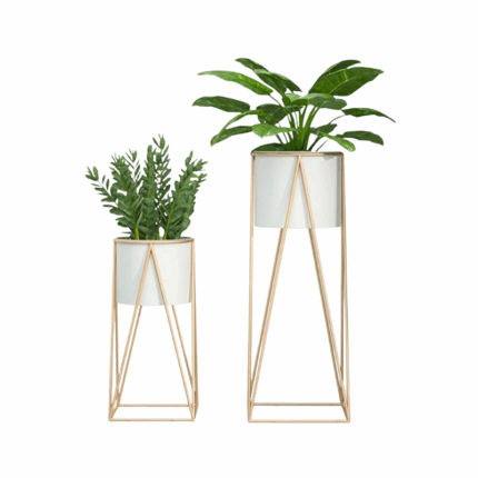 Twee plantenstandaards met geometrisch goudkleurig frame en witte potten