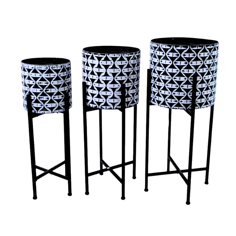 L0319027 Set van drie metalen plantenstandaards met zwart-witte bloempotten op verschillende hoogtes
