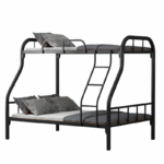 Metalen stapelbed met 130×190 cm onderbed en 90×190 cm bovenbed, zwart frame met ladder en hekwerk.