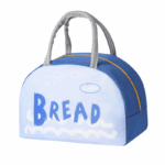 blauwe geïsoleerde lunchbag met “BREAD”-print en grijze touwhandvatten – speels en praktisch ontwerp voor lunch of snacks onderweg.