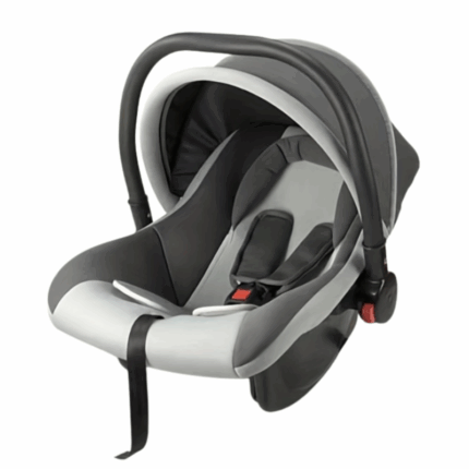 rode baby-autostoel met draaghendel, zonnescherm en veiligheidsharnas, geschikt voor baby’s tot 13 kg. Afmetingen 40×52×65 cm.