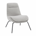 Moderne lichtgrijze loungestoel met hoge rugleuning en zwarte metalen poten – comfortabele relaxstoel voor woonkamer, leeshoek of kantoor