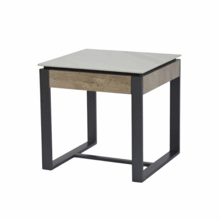 Vierkante bijzettafel met licht tafelblad, houten accent en zwart metalen frame – geschikt voor moderne en minimalistische interieurs.