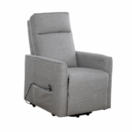 Lichtgrijze elektrische relaxfauteuil met sta-op functie, hoge rugleuning, gebogen armleuningen en zijvak met afstandsbediening