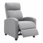 Lichtgrijze relaxfauteuil met hoge rugleuning, gebogen armleuningen en zachte bekleding – moderne loungestoel met korte poten
