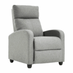 Lichtgrijze relaxfauteuil met hoge rugleuning, gebogen armleuningen en zachte bekleding – moderne loungestoel met korte poten