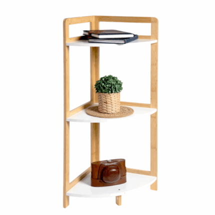 Hoekrek met drie witte planken en een licht houten frame, ontworpen voor decoratie en opbergruimte in hoekruimtes.