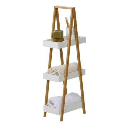 Ladderrek met drie witte planken en een natuurlijk houten A-frame, geschikt voor decoratie en opbergruimte in moderne interieurs.