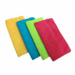 Vier kleurrijke Fanatik microvezeldoeken (geel, blauw, groen, rood) op een witte achtergrond – ideaal voor streeploze reiniging van diverse oppervlakken.