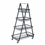 Vierlaags zwart metalen opbergrek met mesh mandjes, houten handvat en zwenkwielen — ideaal voor keuken, kantoor of badkamer.