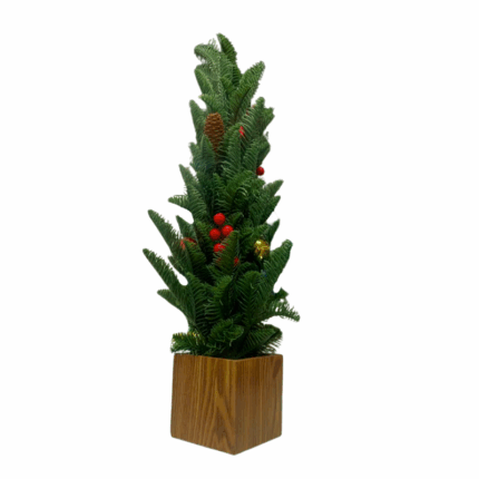 Kleine kunstkerstboom van 60 cm in houten pot, met rode en gouden kerstballen en dennenappel.