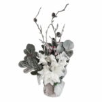Kerstbloemstuk met witte poinsettia’s en nepsneeuw – 30 cm