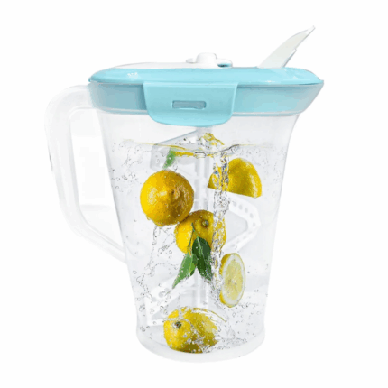 Transparante Ucsan kunststof karaf van 2 liter met beige deksel en bijpassend roerstaafje. Lichtgewicht serveerkan met schenktuit en stevig handvat.
