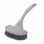 grijze schoonmaakborstel met gebogen handvat, harde borstelharen en ophangoog. Label zichtbaar op de borstelkop.