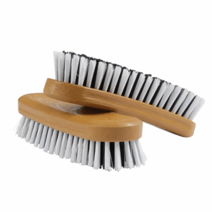 Stevige Fanatik schrobborstel van 17 cm met houten handvat en harde borstelharen, geschikt voor intensieve reiniging van vloeren en tegels.