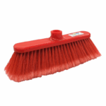 Fanatik vloerbezem met rode, groene en blauwe vezels en stevige kunststof bezemkop, geschikt voor buitengebruik