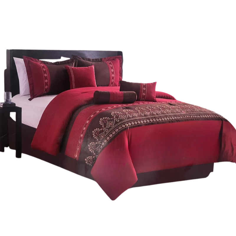 5250374 Luxe dekbedovertrekset in diepe rood- en bruintinten met sierlijke gouden borduursels, inclusief bijpassende sierkussens en bolster op een bed met donker houten hoofdbord.