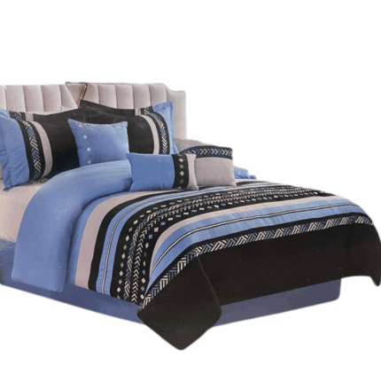 Dekbedovertrekset in blauw, zwart en wit met geometrische patronen en sierkussens op een opgemaakt bed