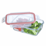 Glazen voedselcontainer van 1050 ml met twee compartimenten en rood omrand lekvrij deksel, gevuld met groenten.