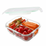 Glazen voedselcontainer van 1500 ml met DRIE compartimenten en rood omrand lekvrij deksel, gevuld met groenten.