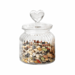 Glazen voorraadpot van 650 ml met verticale ribbels en decoratief deksel met hartvormige knop, geschikt voor keuken of badkamer.