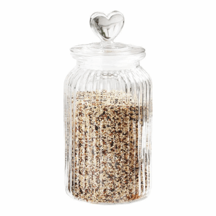 Glazen voorraadpot van 950 ml met verticale ribbels en decoratief deksel met hartvormige knop, geschikt voor keuken of badkamer.