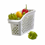 Witte kunststof opbergbak met ventilatiegaten en handgreep, gevuld met flessen en kleine items