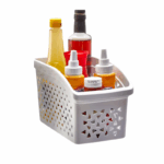 Witte kunststof opbergbak met ventilatiegaten en handgreep, gevuld met flessen en kleine items