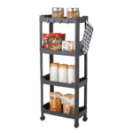 zwart Sev opbergrek op wieltjes met vier lagen, gevuld met voorraadpotten en keukenartikelen.