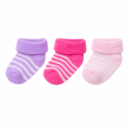 Drie paar babysokjes in paars, fuchsia en lichtroze met streeppatroon op witte achtergrond